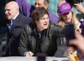 El presidente de Argentina, Javier Milei (c), reacciona durante un acto de campaña electoral  en Lomas de Zamora (Argentina).