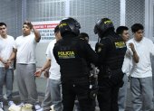 Integrantes de la Policía Nacional Civil custodian personas detenidas en la Torre de Tribunales este 25 de agosto de 2025, en (Guatemala).