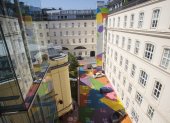 Una vista aérea muestra el suelo pintado de colores del patio del "Museo Heidi Horten" en Viena, Austria, el 13 de agosto de 2025.