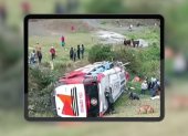 El bus cayó al barranco porque habría perdido el carril de circulación, informó la Agencia Nacional de Tránsito (ANT).