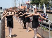 El Malecón 2000 se transformó en un salón de danza al aire libre con la barra de ballet más grande del país, que reunió a jóvenes artistas en el Mes de las Artes