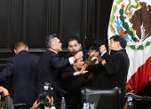 Los senadores mexicanos Alejandro Moreno (i) y Gerardo Fernández Noroña (d), se enfrentaron a golpes en una sesión del Senado en la Ciudad de México (México).