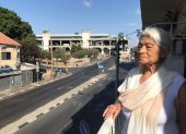 Débora en el balcón de su pequeño departamento, en el sur de Tel Aviv, Israel.