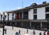 La fachada del Municipio de Quito, en donde trabajan el alcalde y concejales, que ganan alrededor de 2.530 dólares mensuales.