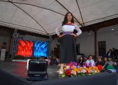 Atuendos. El desfile resaltó la vestimenta de los pueblos.