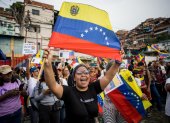 FOTODELDÍA AME4521. CARACAS (VENEZUELA), 29/08/2025.- Una persona sostiene una bandera de Venezuela en una manifestación este viernes, en Caracas (Venezuela). Simpatizantes del chavismo se movilizaron en comunidades de Venezuela para participar en la jornada de alistamiento de milicianos y reiterar su respaldo al presidente Nicolás Maduro ante lo que consideran "amenazas" de Estados Unidos, a cuyo Gobierno acusan de desplegar "buques de guerra" en el mar Caribe para intimidar a la nación petrolera. EFE/ Miguel Gutiérrez