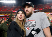 El compromiso entre Travis Kelce y Taylor Swift ocupó titulares mundiales. Hoy todos saben quién es el jugador de fútbol americano, aunque pocos lo hayan visto en la cancha.