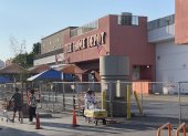 Personas caminan frente a la tienda The Home Depot del vecindario de Westlake, dónde se han registrado varias redadas.