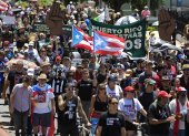 Personas participan este domingo durante una marcha desde el capitolio para reclamar la independencia para Puerto Rico.