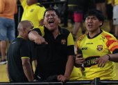 Hinchas de Barcelona SC expresan desde las gradas su inconformidad con el equipo que dirige Ismael Rescalvo.