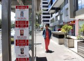 Los venezolanos en Ecuador colocan afiches de búsqueda de Maduro en varias zonas de Quito.