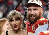 Taylor Swift y Travis Kelce anunciaron su compromiso llevándolo sin prisa.
