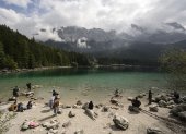 Los turistas disfrutan de la vista sobre el lago Eibsee, Grainau, cerca de Garmisch-Partenkirchen, en el sur de Alemania, el 22 de agosto de 2025.
