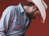 ¿Te gusta el estilo de Post Malone? Su nueva marca, Austin Post Apparel, lleva su moda western única a tu armario