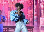 El rapero Lil Nas X, reconocido por su tema éxito Old Town Road, que se hizo viral en TikTok, fue detenido en Los Ángeles la madrugada del 21 de agosto de 2025.