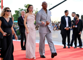 Dwayne Johnson y Emily Blunt, su coprotagonista, llegan al estreno de "The Smashing Machine" durante el 82º Festival Internacional de Cine de Venecia.