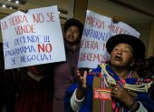Mujeres aimaras sostienen carteles durante una manifestación este lunes, 1 de septiembre de 2025, en la alcaldía de Viacha (Bolivia).