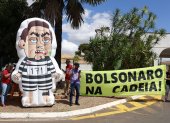 Integrantes de movimientos sociales se manifiestan contra el expresidente de Brasil Jair Bolsonaro este martes, 2 de septiembre de 2025, en Brasilia (Brasil).