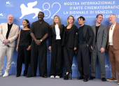 Tracy Letts, Greta Lee, Idris Elba, la director Kathryn Bigelow, Rebecca Ferguson, Anthony Ramos, Gabriel Basso y Jared Harris posan durante la presentación de A house of dynamite en la edición 82 del Festival de Cine de Venecia.