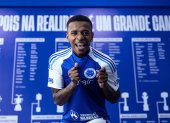 Keny Arroyo ya luce la camiseta del Cruzeiro.