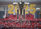 Grada con personas que asisten al desfile militar que marca el 80º aniversario del final de la Guerra Sino-Japonesa en Pekín, el 3 de septiembre de 2025.