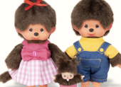 Los Monchhichi, creados en Japón en 1974, resurgen como accesorio viral y pieza de colección en redes sociales.