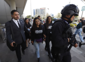 Hijas de Fernando Villavicencio saliendo de la audiencia.
