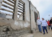 Dina Boluarte (c), durante una visita a las ruinas de la cárcel de El Frontón, en la isla El Frontón (Perú).