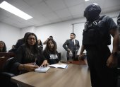 Quito. Las hijas de Fernando Villavicencio se presentaron custodiadas en la audiencia de formulación de cargos.