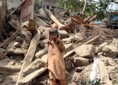 Niños afganos entre los restos de una casa dañada, después del terremoto al este de Afganistán el 3 de septiembre de 2025.