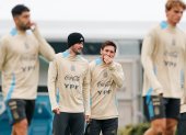 Los jugadores de la selección argentina de fútbol Lionel Messi (c-d) y Rodrigo De Paul (c-i) reaccionan durante un entrenamiento.