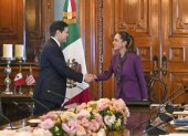 Claudia Sheinbaum (d), saludando al secretario de Estado estadounidense, Marco Rubio (i), en el Palacio Nacional de la Ciudad de México.
