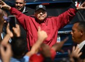 El presidente de Nicaragua, Daniel Ortega, hace un gesto a la multitud.