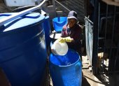 Medida. Los moradores de San José de Pomasqui han tenido que comprar tanques para almacenar el agua.