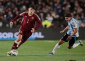 AMDEP2897. BUENOS AIRES (ARGENTINA), 04/09/2025.- Julian Alvarez (d) de Argentina disputa el balón con Nahuel Ferraresi de Venezuela este jueves, en un partido por las eliminatorias a la Copa Mundial 2026 entre Argentina y Venezuela en el estadio Monumental en Buenos Aires (Argentina). EFE/Adan González