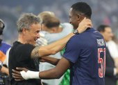 El estratega español del PSG, Luis Enrique (i), felicita al defensa ecuatoriano Willian Pacho.