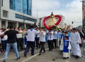 Fieles católicos marchan en el centro de Guayaquil durante la procesión mariana en honor a la Virgen.