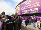 Militantes del movimiento ADN esperan al presidente Daniel Noboa en el Coliseo Voltaire Paladines Polo, durante la convención nacional 2025 en Guayaquil.