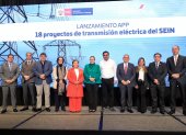 Autoridades de la Dirección General de Electricidad posan durante la presentación de los 18 proyectos de transmisión eléctrica