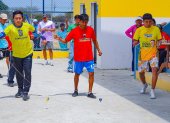 Juego. Decenas de habitantes practicaron el juego del trompo en el festival.