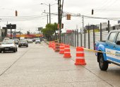 Decenas de metros lineales de planchas ya fueron instaladas en la avenida Juan Tanca Marengo como parte de la preparación para los pasos elevados.