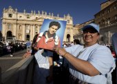 Asistentes a la canonización de Carlo Acutis portaron su fotografía como símbolo de admiración al primer santo milenial.