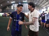 Iván Junior (i) y Jaime Iván Kaviedes marcaron goles para sus equipos durante el torneo Ultimate Sky League desarrollado en Quito.