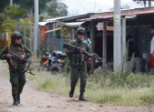 Militares que vigilan una zona rural donde operan disidentes de las FARC en el departamento de Cauca