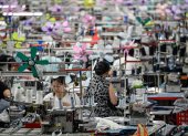 Trabajadores produciendo prendas en una fábrica textil de China, las que son económicas.