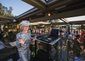 Madelein Mansson, de 81 años, también conocida como "DJ Gloria", actúa en Josefina, un bar y club de verano al aire libre en Estocolmo, Suecia.