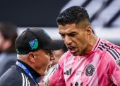 Instantes antes que el futbolista uruguayo  Luis Suárez, delantero del Inter Miami, le escupa a un miembro del cuerpo técnico de los Seattle Sounders en la final de la Leagues Cup.