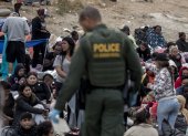 Un grupo de migrantes es detenido por la policía de Estados Unidos.