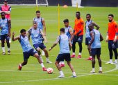 Los jugadores de la selección ecuatoriana de fútbol en uno de los últimos entrenamientos en la cancha del estadio Monumental, sede del partido de hoy ante Argentina en el cierre de Eliminatorias.