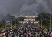 El fuego y el humo se elevan desde el palacio Singha Durbar, que alberga los edificios gubernamentales y del parlamento.